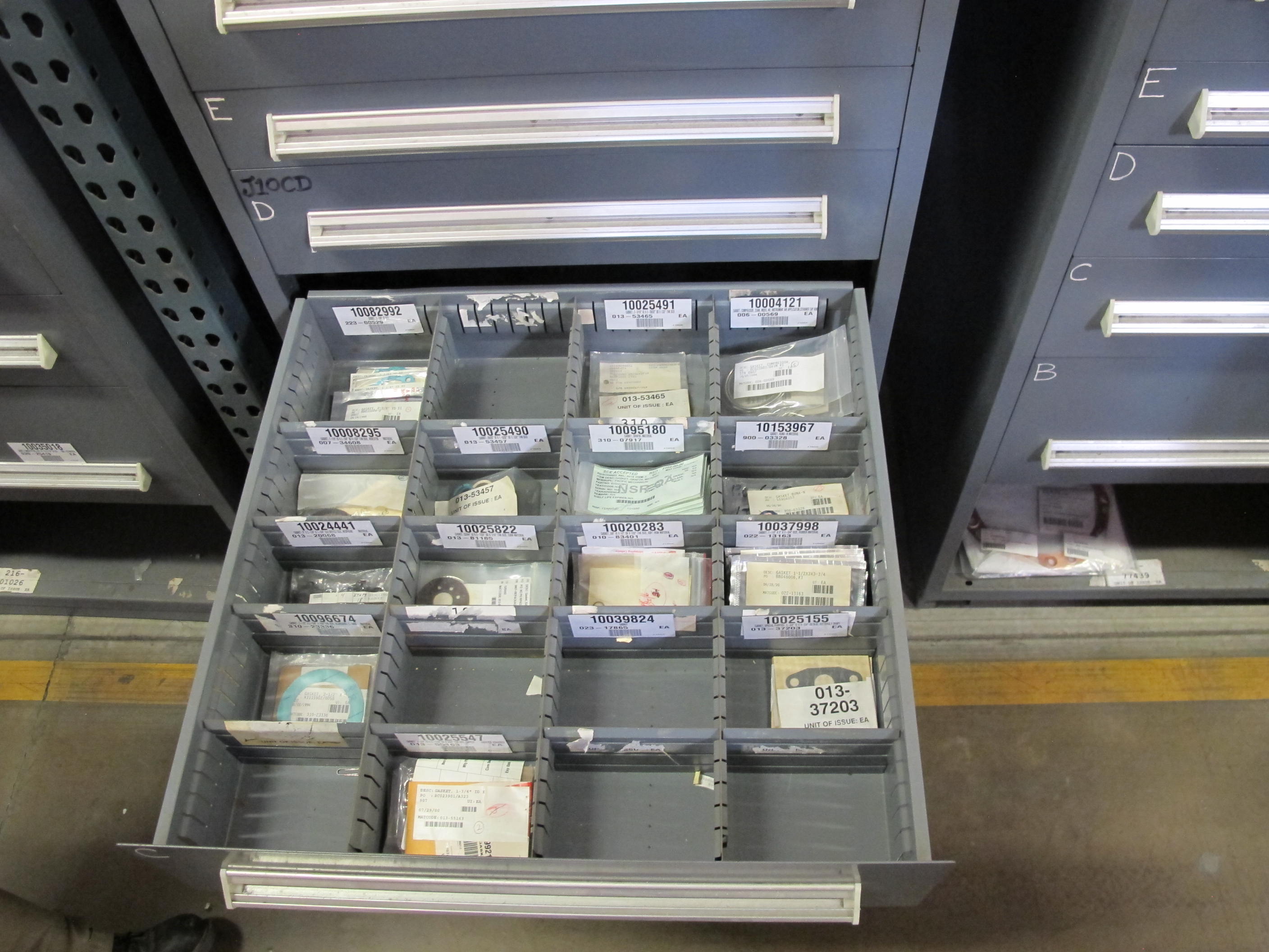 STANLEY VIDMAR HEAVY DUTY 5-DRAWER PARTS CABINET W/ CONTENTS (W-50) LOADING & HANDLING FEE $25-